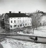 Tvättinrättning vid Storgatans början. Mitt emot huset står nu Polishuset. Gatan människor går på är numera E-4an.