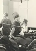 Operationsavdelning.
Operationssköterska anlägger förband Ne 100
