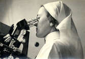 Sjuksköterska vid mikroskop