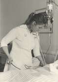 Vårdavdelning.
Syster Monia Gönzi övervakar nyopererad patient Ne 83