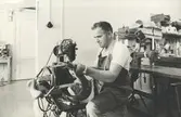 Ortopedverkstad ”Bandage”.
Helge Stefansson vid framställning av ”milwock”-korsett