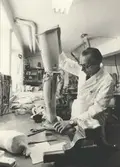 Ortopedverkstad ”Bandage”. 
K.A. Lindahl vid slutkoll av protes Ne 106