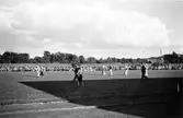 Barnens dag 1938.  Lekar på Mjörnvallen med barn och vuxna, säckhoppning.
