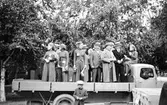Barnens dag 1938. Män och kvinnor står på ett lastbilsflak för parad. En pojke står bredvid fordonet.