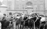 Barnens dag 1938. Musikkåren tågar in i Lillköping. Medan foksamlingen ser på.