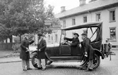 Barnens dag 1938. Fyra utklädda män vid en bil.