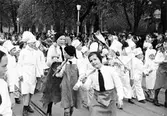 Barnens dag 1938. Pojkar går i parad utklädda till bagare.