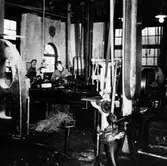 Två män i maskinverkstaden på AB Elektro-Apparat i kvarteret Yxan.