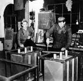 Bröderna Werner och Harald Karlsson tillverkar stekskåp på AB Elektro-Apparat
i kvarteret Yxan.