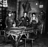 Plåtslageriet på AB Elektro-Apparat i kvarteret Yxan.

Från vänster:
Sven Andersson.
