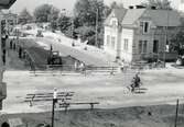 Gatuarbete i korsningen Storgatan-Järnvägsgatan, 1964-05-28