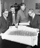 Män framför utställningsmodell, 1965