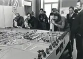 Modell till Karlslundstävlingen betraktas med periskop, 1969