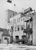 Brandövning med fasta brandkåren på brandstationens innergård, 1910