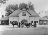 Hästdragen ångspruta framför verkstadsbyggnaden, 1912