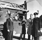 Män vid brandbil, 1955