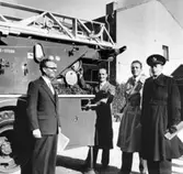 Män vid brandbil, 1955
