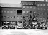 Brandbilar utanför brandstationen, 1940-tal