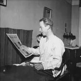 Brandman med tidning, 1940-tal