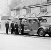 Brandmän vid brandbil, 1950-tal