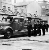 Brandmän vid brandbil, 1960-tal