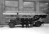 Brandmän framför brandbil, 1930-tal