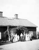 Grupp framför Ödeby prästgård, 1906