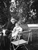 Farmor med barnbarn, 1906