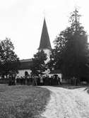 Grupp utanför Axberg kyrka, 1906