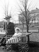 Mamma och barn vid park, 1907