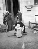 Grupp utanför husingång, 1907