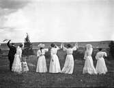 Vinkande flickor på Backen, 1907