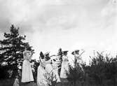Vinkande flickor på Backen, 1907