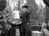 Medelpunkten Harald mellan mormor och mamma, 1907