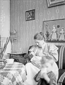 Lilla Inga vid sin mamma, 1908