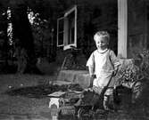 Pojke med skottkärra, juni 1908