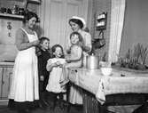 Med barnen i köket, 1913