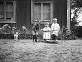 Lekande barn vid Humlegården, maj 1909