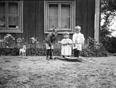 Lekande barn vid Humlegården, maj 1909
