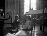 Lek med träklossar, 1911