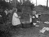 Tvätt av dockkläder, juli 1911