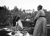 Farmor med barnbarn, 1911