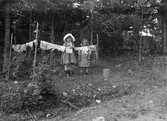 Hänger upp docktvätt, 1912