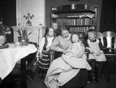 Mamma med barnen, januari 1914