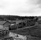 Bönhamn. Före detta säsongsfiskeläge som under århundranden spelat stor roll för Nordingrås näringsliv med bofast befolkning sedan 1700 talet. Stora sjöbodar och båthus kring hamnen och ovanför liggande bostadshus. Kapell från 1600 talet.