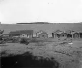 Sandvikens fd fiskeläge norra Ulvön. Fjärrfiskeläge anlagt av Gävlefiskare med kapell och välbevarad äldre bebyggelse genom att platsen aldrig haft bofast befolkning. Bebyggelse  från 1700 talet med tiotal kokhus och tillhörande sjöbodar. Kapell från 1867. Byggnadernas exteriör är bevarad i ursprungligt omålat skick. 