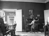 Vid pianot, 1914