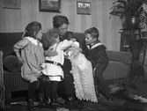 Mamma med fyra barn, 1912