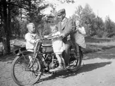 På motorcykeln, 1914
