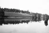 Stuga sett från ån, 1915